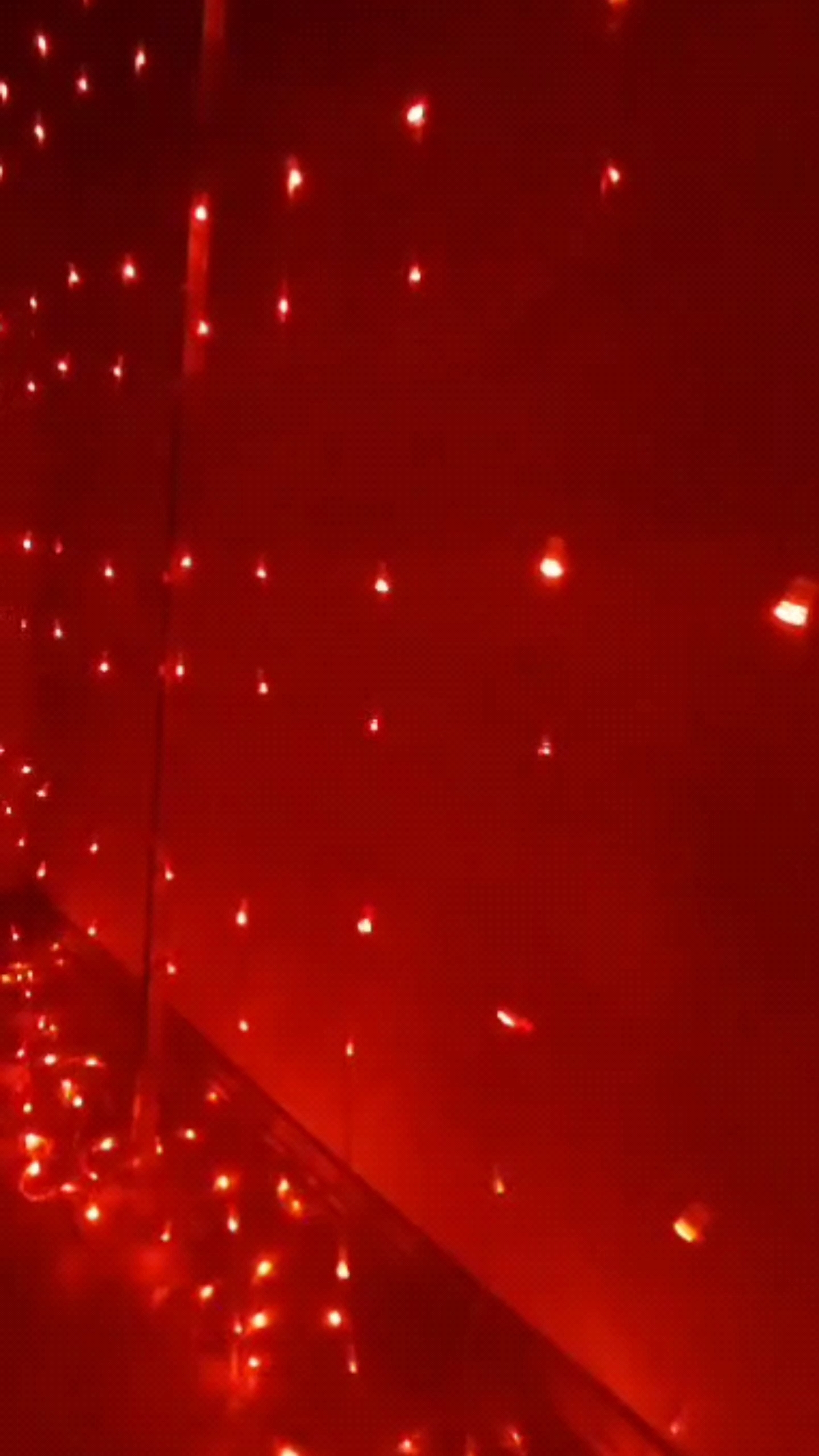 Akar LED Kırmızı Işık Perdesi - 3x3 Metre, Eklenebilir Fişli, 16 Saçak