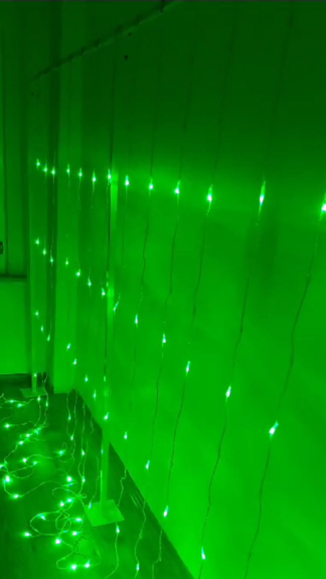 Akar LED Yeşil Işık Perdesi - 3x3 Metre, Eklenebilir Fişli, 16 Saçak
