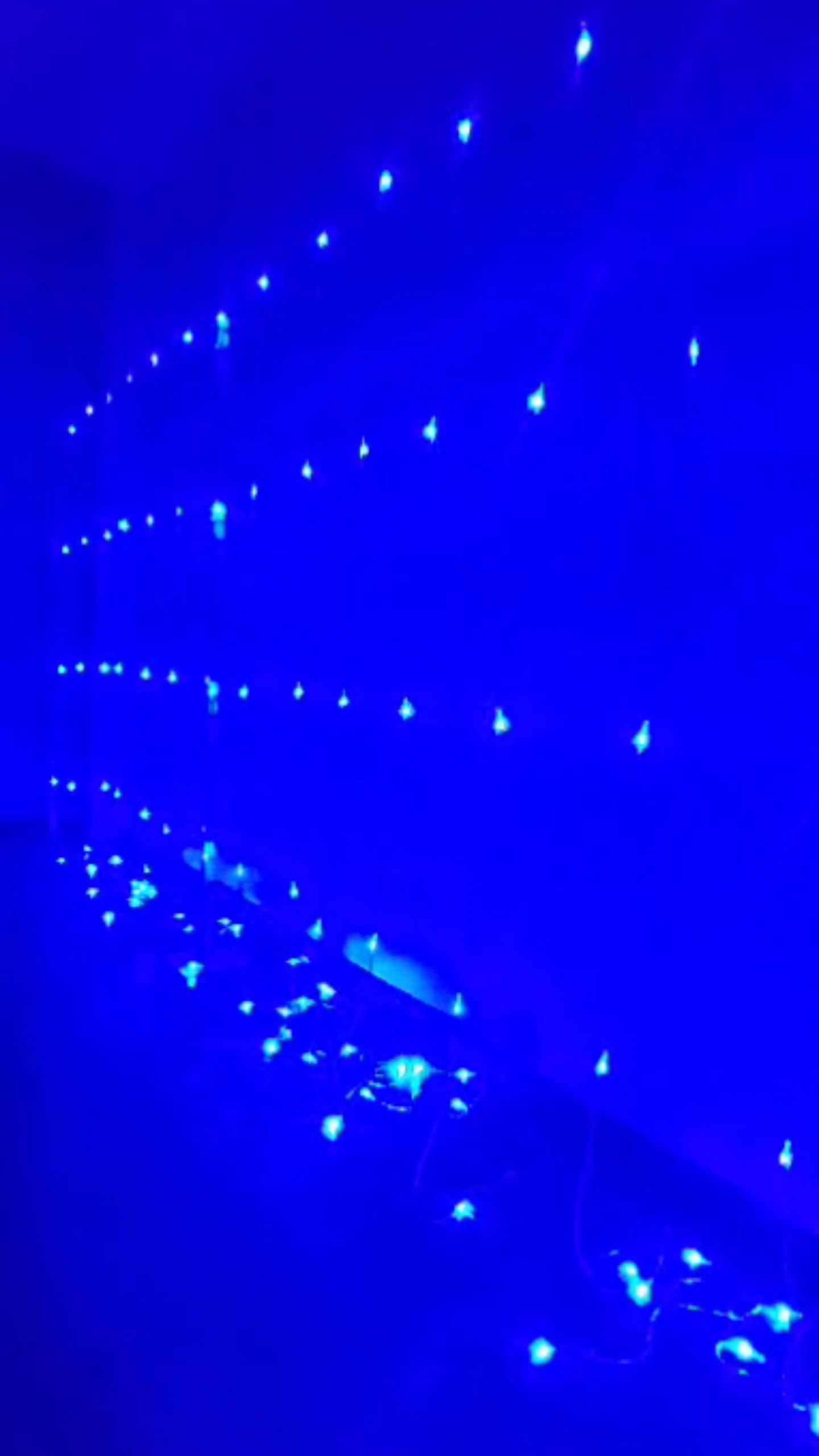 Akar LED Mavi Işık Perdesi - 3x3 Metre, Eklenebilir Fişli, 16 Saçak