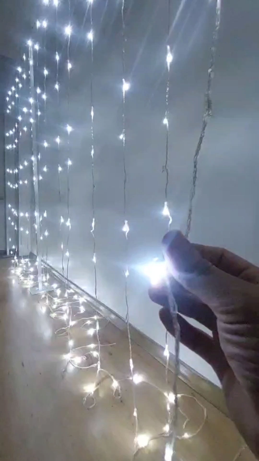 Akar LED Beyaz Işık  - 3x3 Metre, Eklenebilir Fişli, 16 Saçak